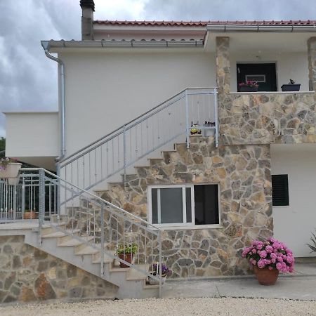 Apartman Lucia Bilice Exteriör bild