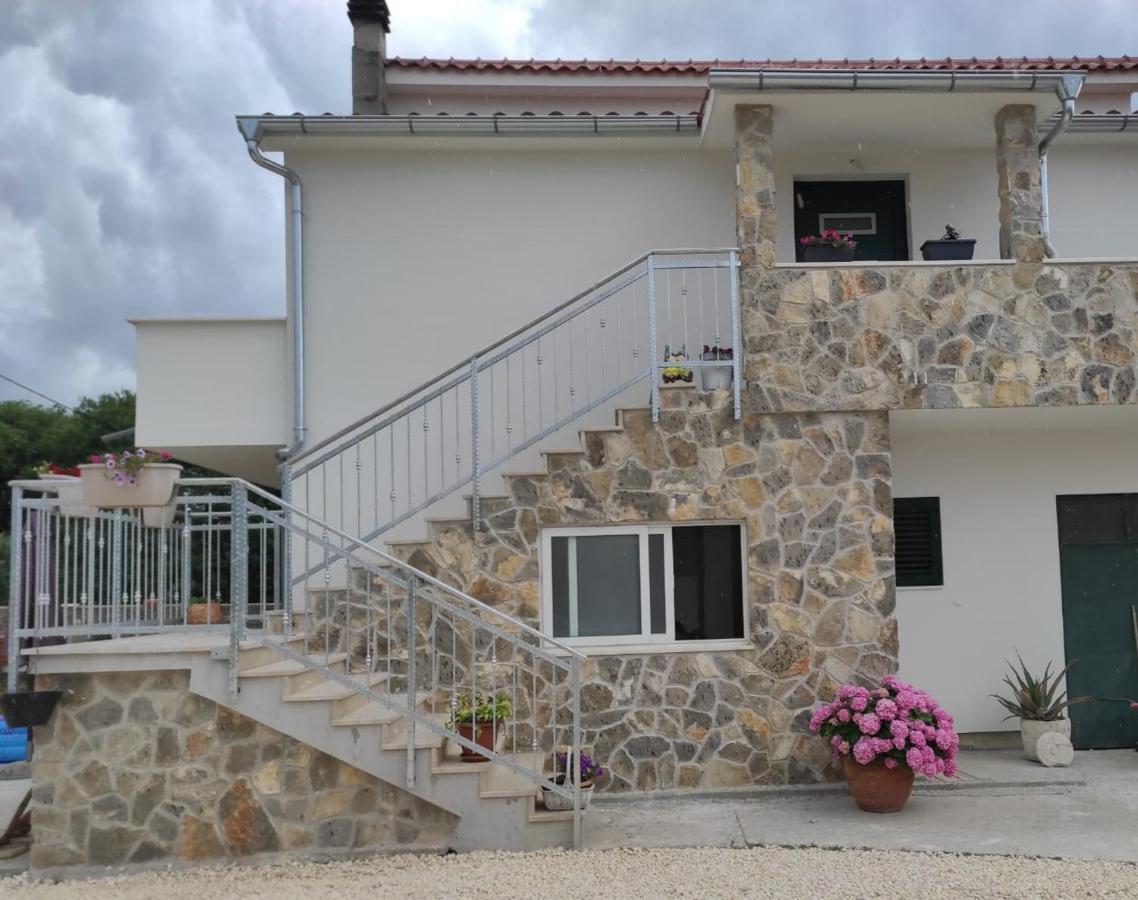 Apartman Lucia Bilice Exteriör bild